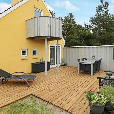 Three-bedroom Holiday In 55 *